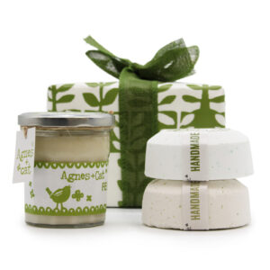 Set de Regalo: Bomba de baño de Higo blanco & Arándano silvestre  + Vela de Ruibarbo