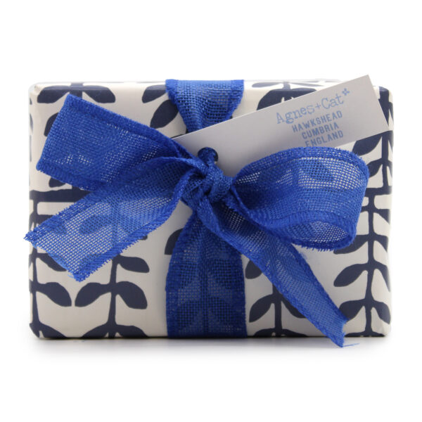 Set de Regalo: Bombas de baño Sal Marina y Musgo & Dolly Azul + Vela de Violeta de Parma - Imagen 2