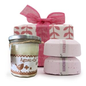 Set de Regalo:  Bomba de baño de Peonías & té y rosas  + Vela de Café & Nueces